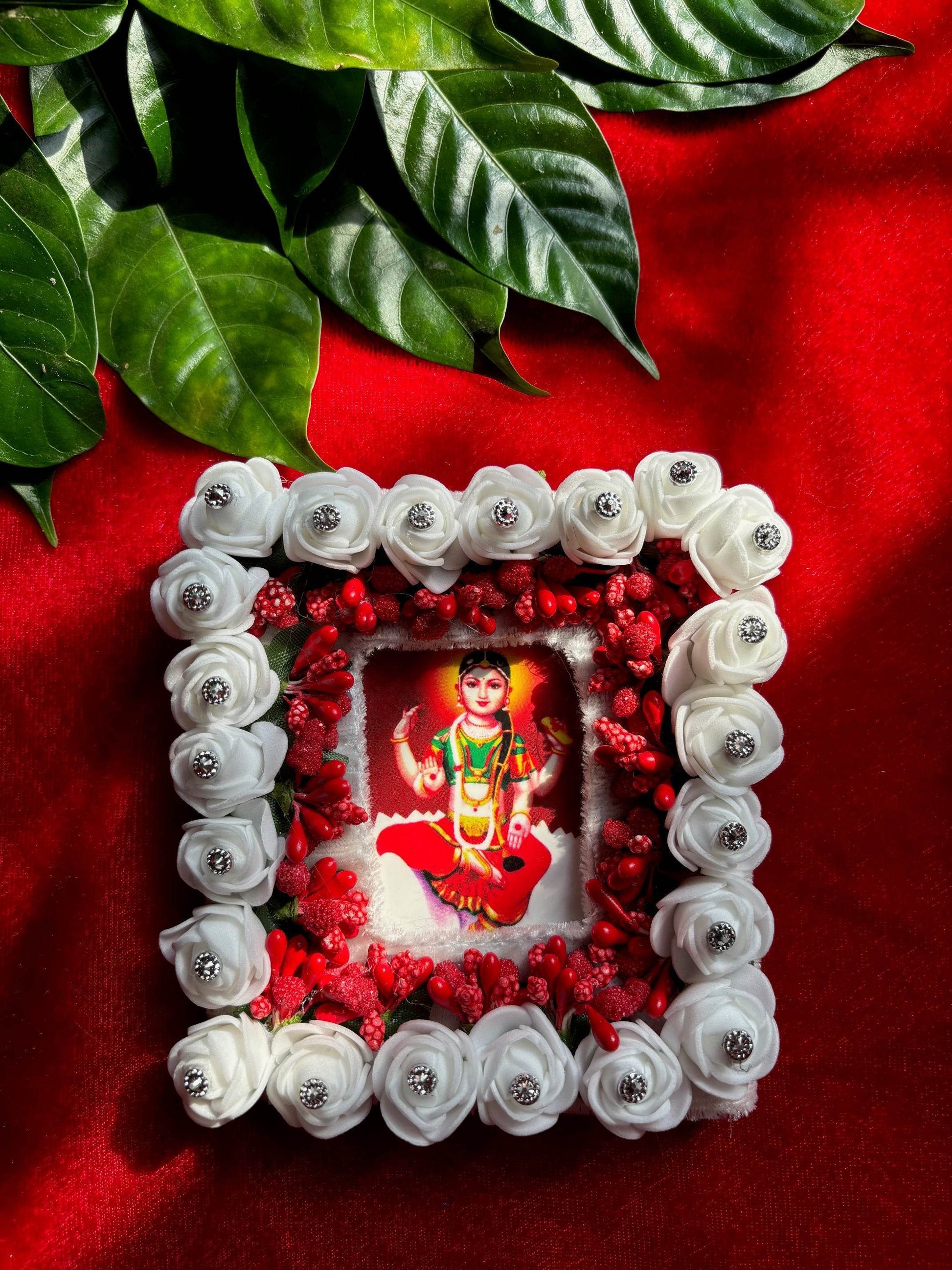 White floral photo frame poshak - Vrindahaat